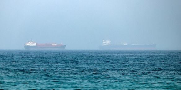 Teheran, colpite due petroliere scortate dagli Usa a Hormuz