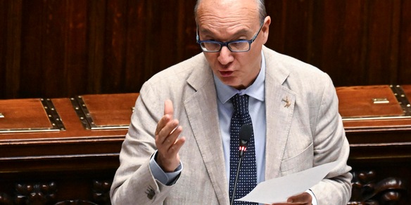 Valditara, divieto burqa a scuola per la dignità delle donne