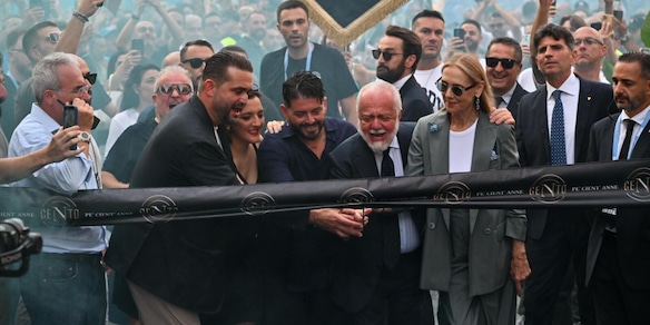 Centenario Napoli, la festa è iniziata con il taglio del nastro per poi spostarsi a piazza del Plebiscito. De Laurentiis e Allegri: "Vincere la Champions..."
