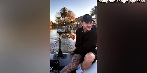 Mauro Icardi guida l'imbarcazione insieme alla sua China