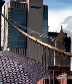 Si butta nudo dal ponte di Brooklyn: vivo per miracolo dopo un salto di 80 metri!