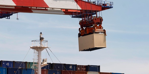 Deficit commerciale Usa cala a 73,3 miliardi a giugno dai 77,6 miliardi di maggio