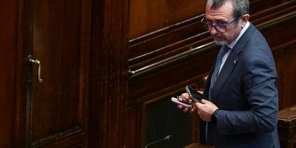 Giunta vota a maggioranza di portare caso delle chat di Delmastro subito in Aula