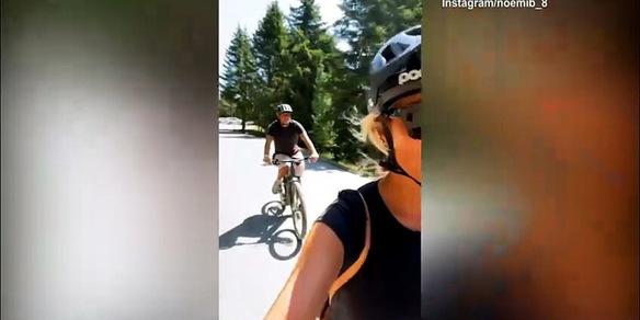Totti e Noemi, pedalata sotto il sole