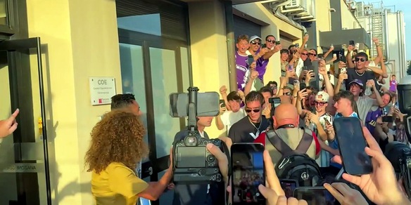 Mastantuono arriva a Firenze: è delirio in aeroporto