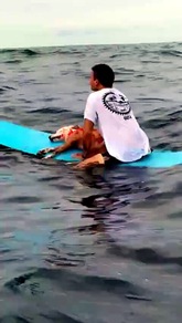 Il commovente saluto del surfista al suo cane Thai sulla tavola in mare