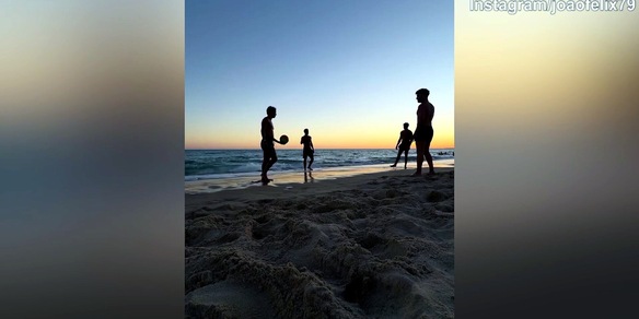 Joao Felix, l'ex Milan gioca in spiaggia