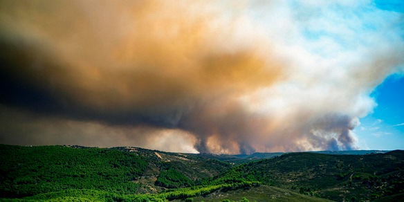 Evacuate oltre 400 persone a Huelva in Spagna per un incendio boschivo