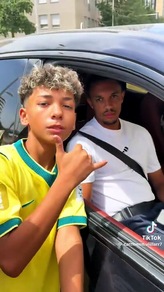 Trent Alexander-Arnold e il video virale con i tifosi: "Un sorriso no?"
