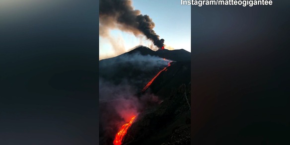 Etna in eruzione, lo spettacolo visto da lontano da Matteo Gigante