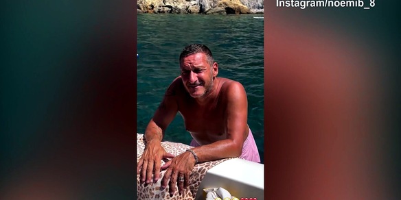 Il ferragosto di Totti? Un tuffo dalla barca...