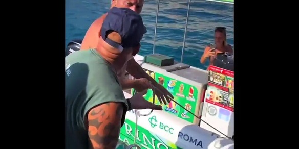 Noemi Bocchi e Totti cantano a Ponza: poi l'incontro con il barchino dei gelati