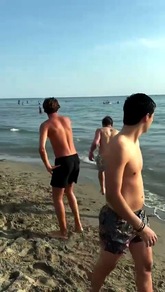 Mastantuono gioca a mare con i bambini a Forte dei Marmi