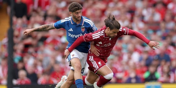 Il Como soffre ma non sfigura contro il Liverpool: Gakpo e Jacquet decidono la partita ad Anfield