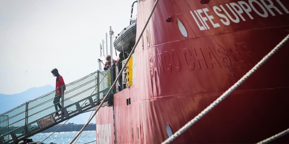 Nave di Emergency soccorre un'imbarcazione, 7 migranti morti