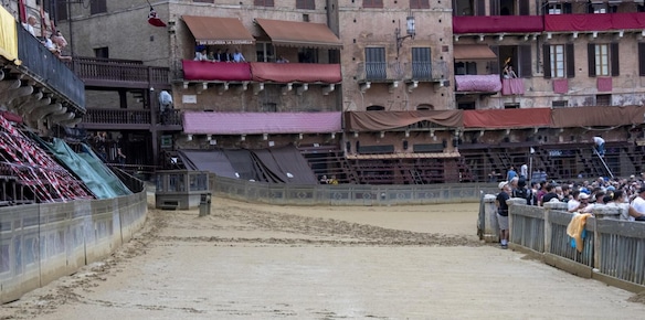 Rinviato per maltempo il Palio di Siena: pioggia e fulmini sulla Toscana