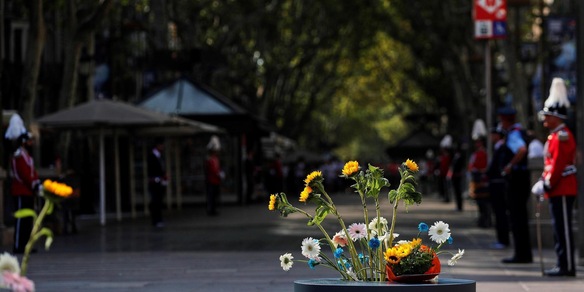 Barcellona ricorda le 16 vittime degli attentati jihadisti di 9 anni fa