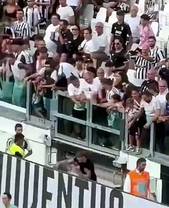 Gatti travolto da un tifoso: l'invasione di campo è sconvolgente