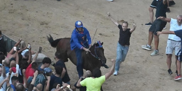 Palio di Siena, Tittia resta ricoverato in osservazione: "Quadro in miglioramento"