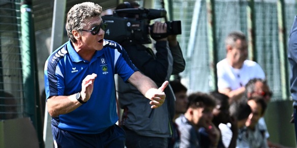 Esordio da incubo per Mazzarri in Grecia: il suo Iraklis travolto dall'AEK di Jovic