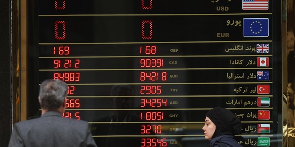 Valuta Iran crolla al minimo storico contro il dollaro