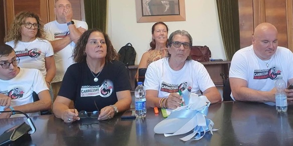 Pescara, tifosi disabili in Comune con un pappagallo ospedaliero: la protesta per la mancanza di bagni all'Adriatico
