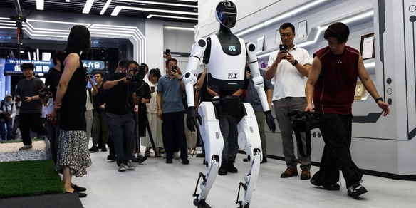 Robot umanoide cinese corre i 100 metri in 8,86 secondi