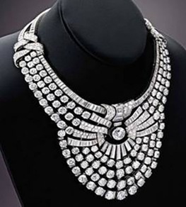 A Vienna rubato il collier della regina d'Egitto, caccia ai ladri
