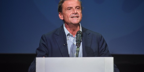 Calenda chiama i liberali, 'un fronte fuori dai due poli, +Europa si unisca'