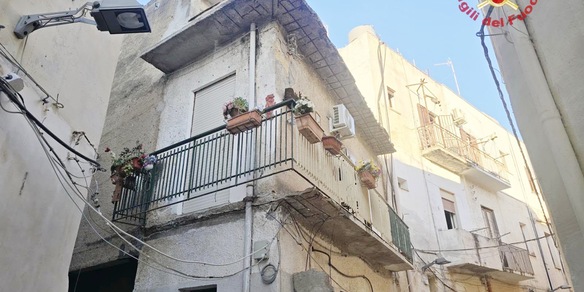 Crolla balcone abitazione a Mazara del Vallo, muore proprietaria