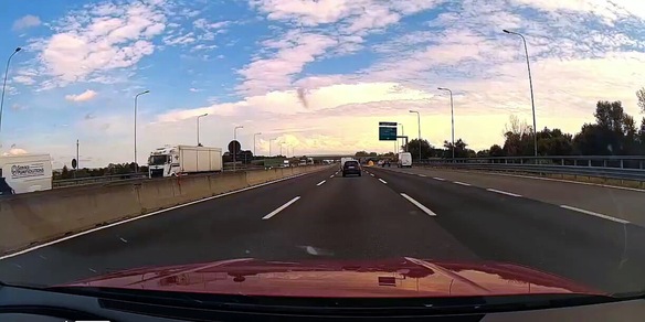 Torino, furgone taglia la strada a un'auto che finisce sul guard rail: l'incidente è spaventoso