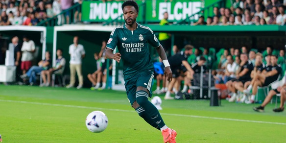 Calcio: Mbappè e Vinicius si coprono la maglia a sostegno di Ceuta, polemica in Spagna