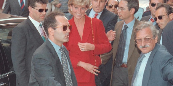 Attesa per il libro del fratello di lady D che imbarazza reali, copie rubate in Olanda
