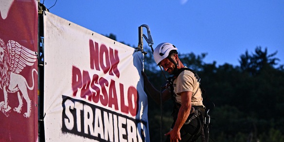 A Pontida le magliette pro e contro Salvini, 'sempre con lui', 'si dimetta subito'