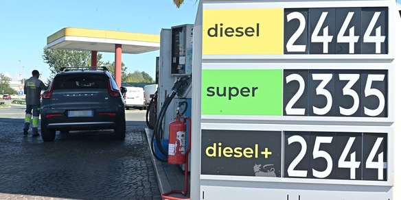 Sconto accise si dimezza, diesel sale a 2,357 euro, in autostrada a 2,439