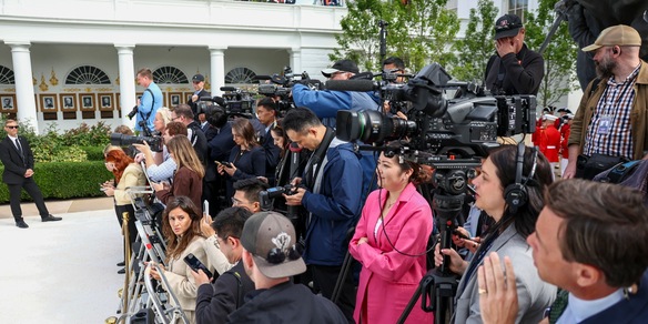 Trump, 'fake news non accedano alla Casa Bianca, è luogo sacro'