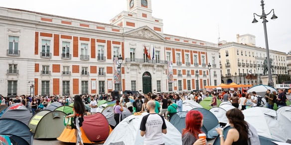Centinaia di manifestanti accampati in Puerta del Sol a Madrid per diritto alla casa
