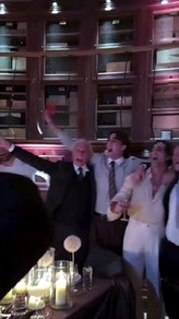 Damiano David scatenato: canta "grazie Roma" alla festa del suo compleanno