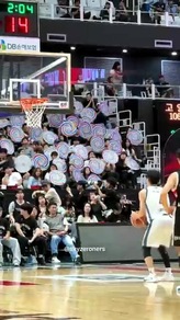 Prova a fare canestro ma i tifosi lo distraggono così: come sarà andata a finire?