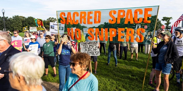 I veterani scendono in piazza contro l'arco di Trump, 'viola un luogo sacro'