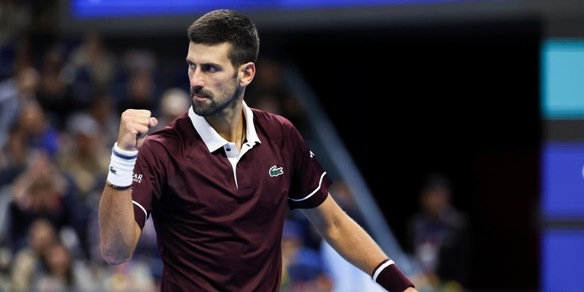 Djokovic perde il primo set, poi rimonta e batte Zverev: così ha fatto emozionare tutti. E cosa cambia per Sinner in classifica