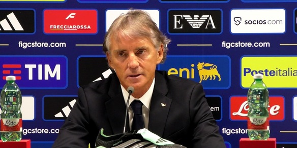 L'applauso della sala stampa a Mancini: "Solo una cosa mi manca: Luca, Luca Vialli". E il ct si emoziona
