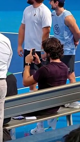 Alcaraz filma un tifoso vestito da Sinner con il ginocchio bendato