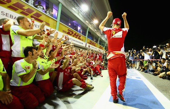 Vettel, vittoria al bacio a Singapore