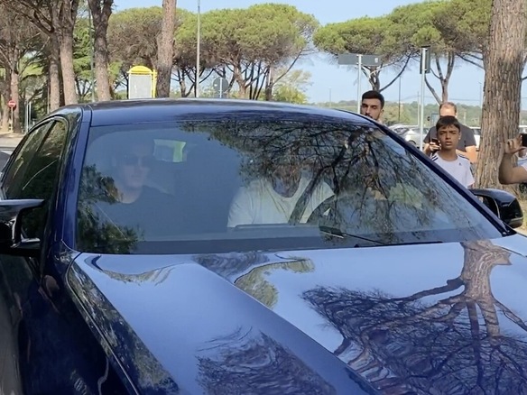 Via al raduno: Zaniolo a Trigoria ma non si ferma dai tifosi <span style="color: rgb(153, 0, 0);">VIDEO</span>
