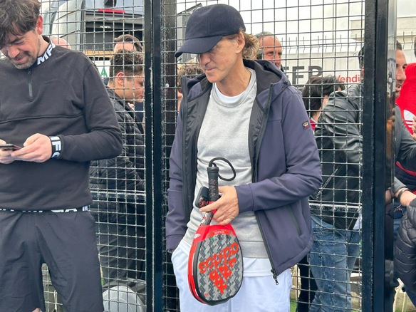 Роберто Манчини прибывает на корт для игры в падель Санта-Севера