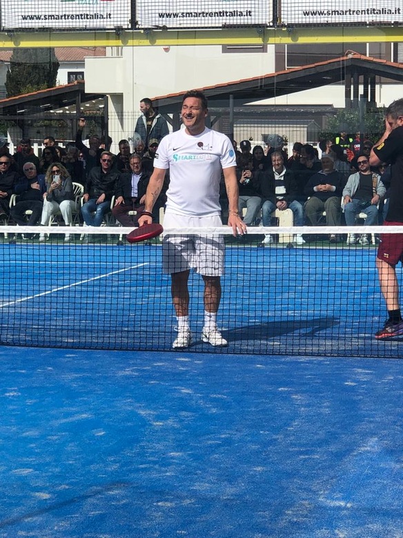 После первого матча Тотти и Кандела вместе бросают вызов победителям турнира по гребле в Санта-Севера.