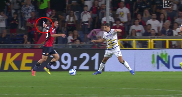 Destro incredibile: segna con in mano... una bottiglietta d'acqua!