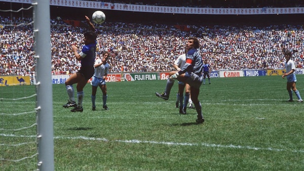Ricordando Maradona con i suoi gol più famosi: la "Mano de Dios" e il gol del secolo