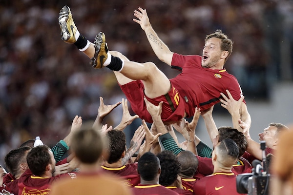 Roma, la Uefa celebra Totti: vince il "Premio del Presidente"